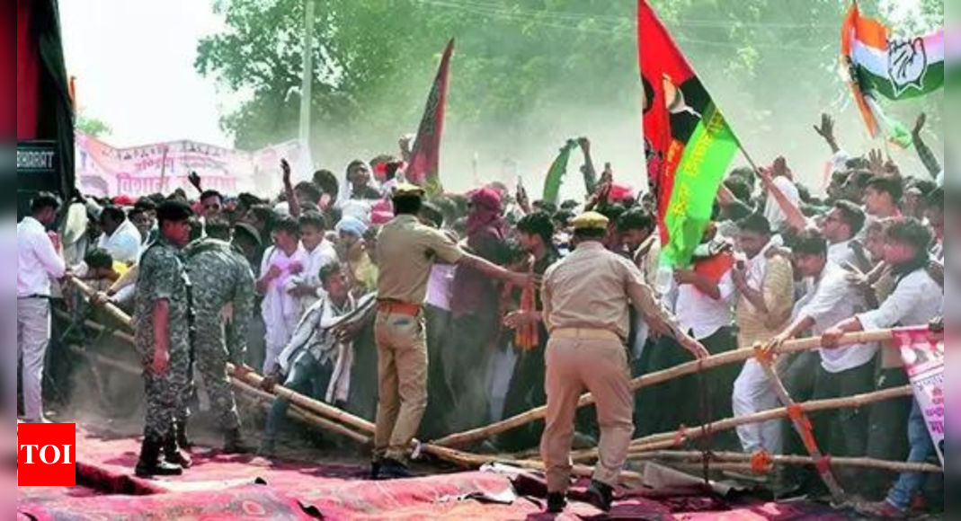 Stampede-like situation as Akhilesh, Rahul abruptly leave rally | Current Affairs in Hindi: India News